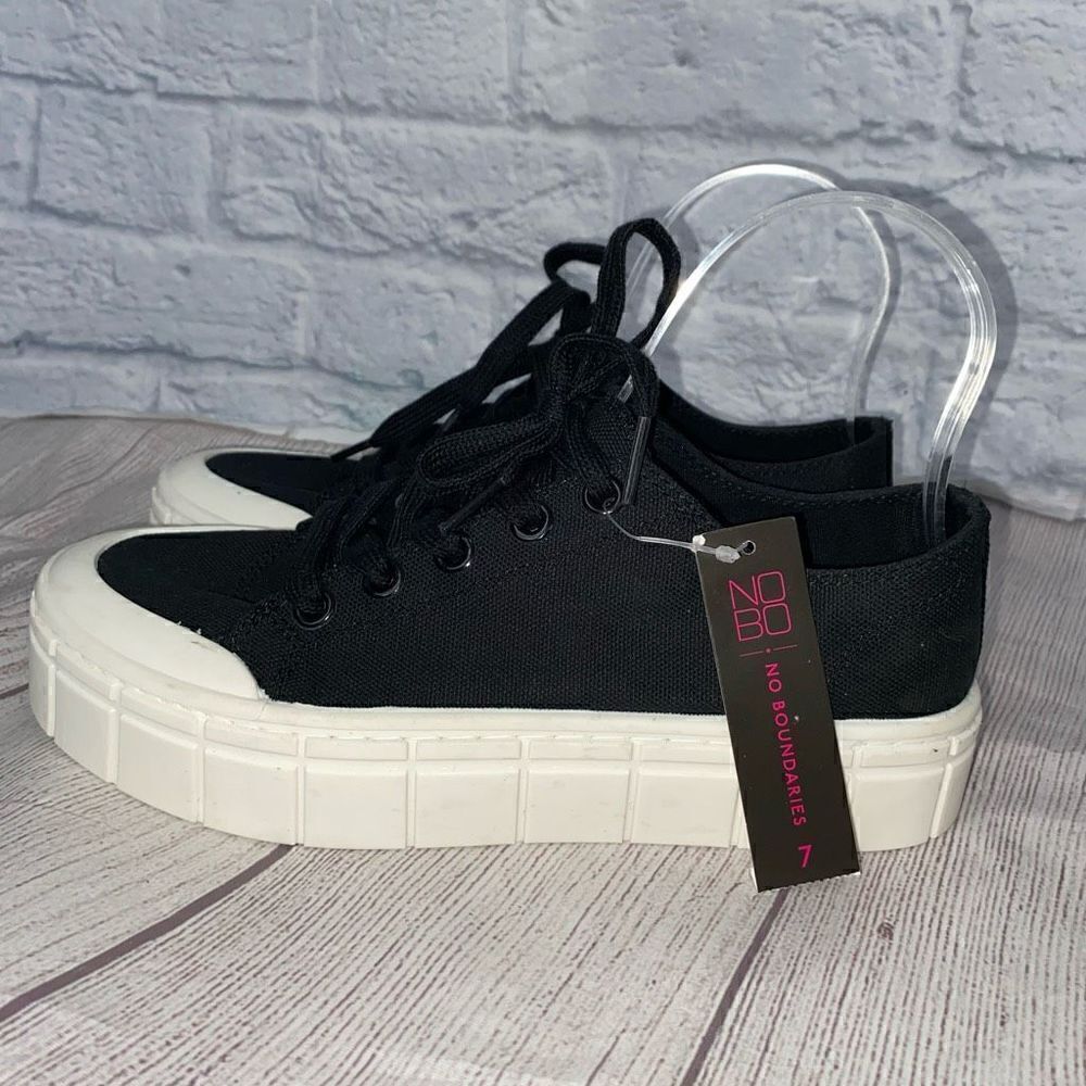 No Boundaries women 7 brand new low chunky sneakers w/memory foam Black & white